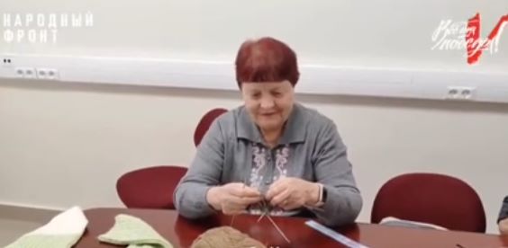 Амурские мастерицы передали на передовую носки и Чебурашек