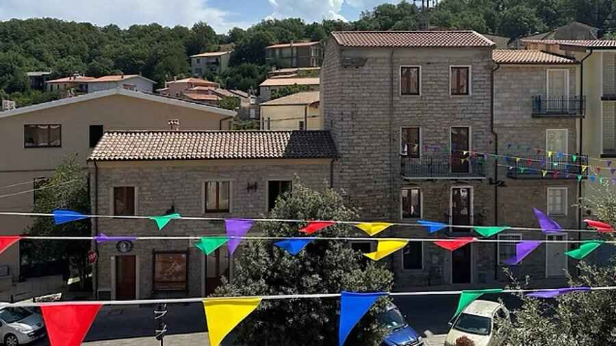 Итальянская деревня раздаёт иностранцам дома за один евро