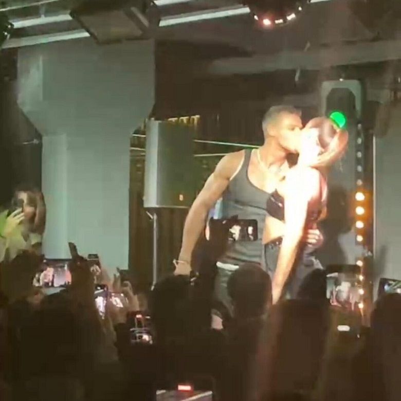 Ольга Бузова и Олег Майами поцеловались на сцене на фоне слухов о романе