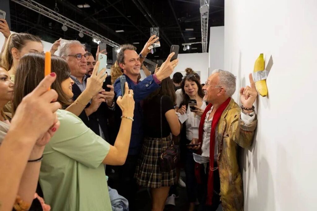 Приклеенный скотчем к стене банан продали на аукционе за 6,2 миллиона долларов

