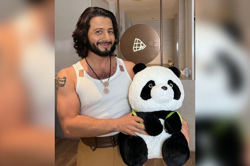 Михаил Галустян удивил поклонников новым имиджем с длинными волосами