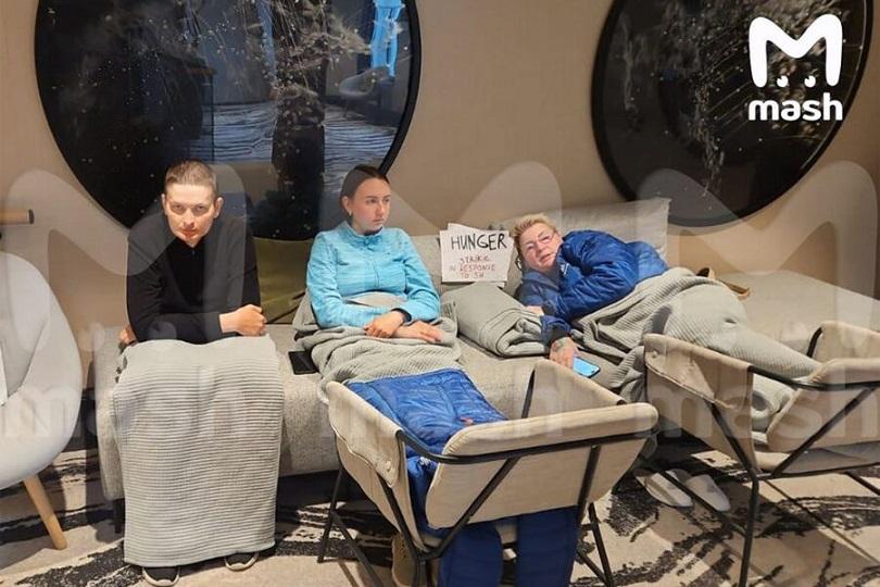 Российские туристы устроили голодовку на борту лайнера из-за сорванного круиза в Антарктиду