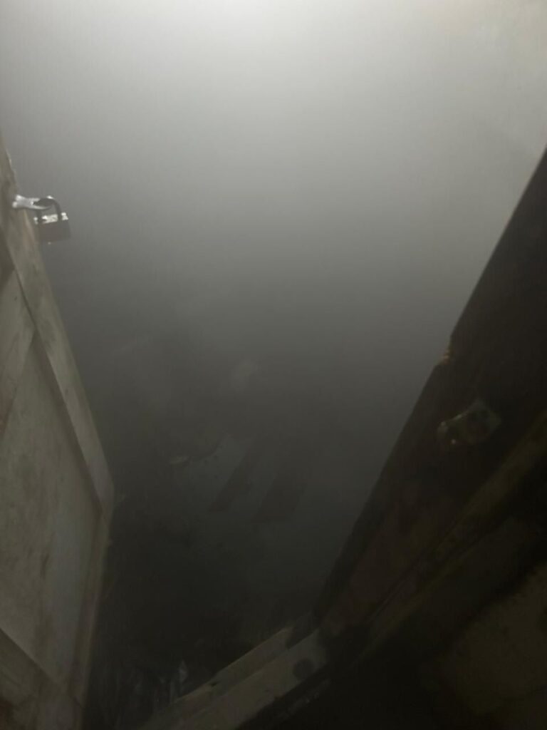 пар в подъезде