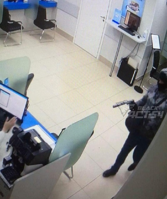 В Новосибирске вооружённый мужчина ограбил банк на 9,5 миллиона рублей