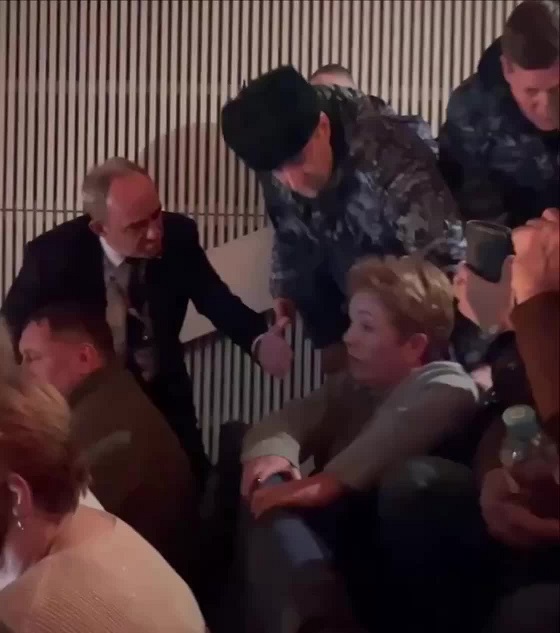 Фанатку Григория Лепса выгнали с его концерта за слишком громкое пение