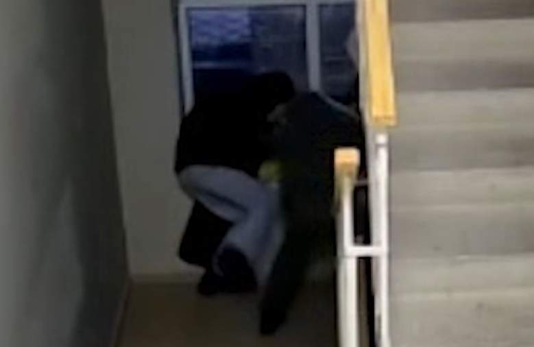 В Ростове-на-Дону мужчина зарезал девушку в подъезде дома и напал на подростка