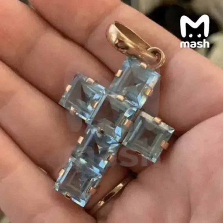 Экс-участница «Фабрики звёзд» Аксинья Вержак продаёт крестик Аллы Пугачёвой за миллион рублей