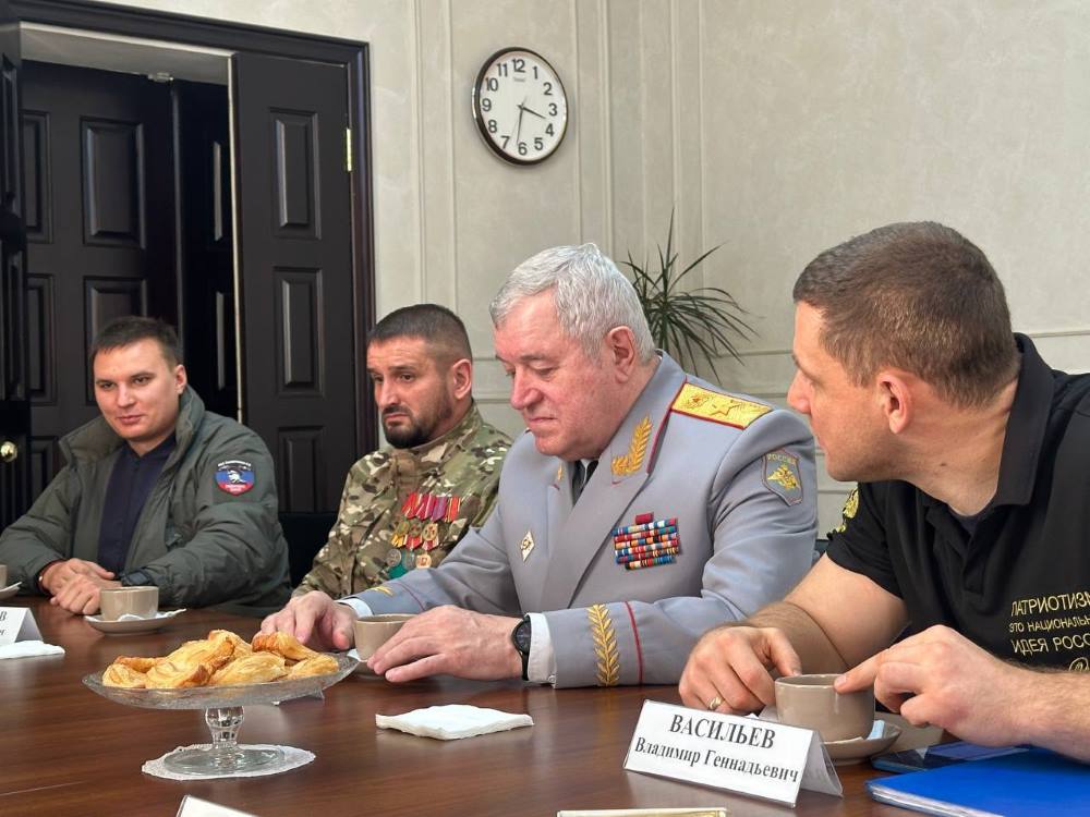 Мэр Благовещенска встретился с Героями России и ветеранами СВО