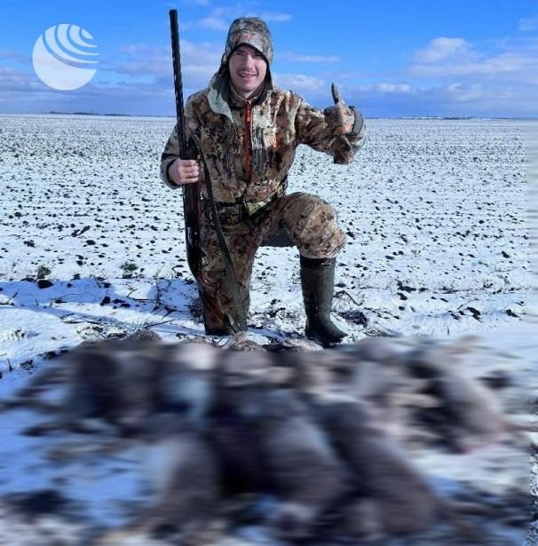 Футболиста «Локомотива» Дмитрия Воробьёва требуют наказать за фото с убитыми зайцами