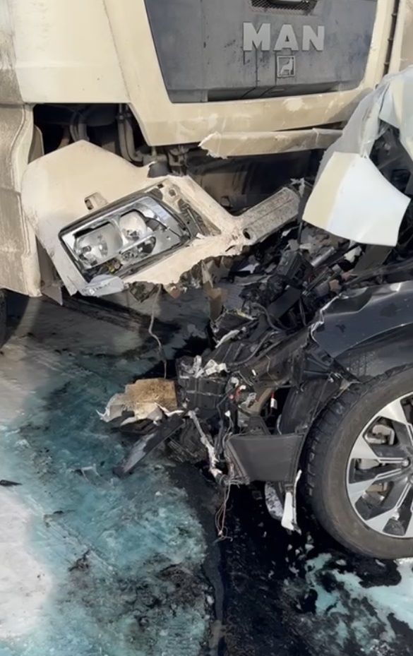 «Дым пошел!»: иномарку смяло при столкновении с большегрузом в Приамурье