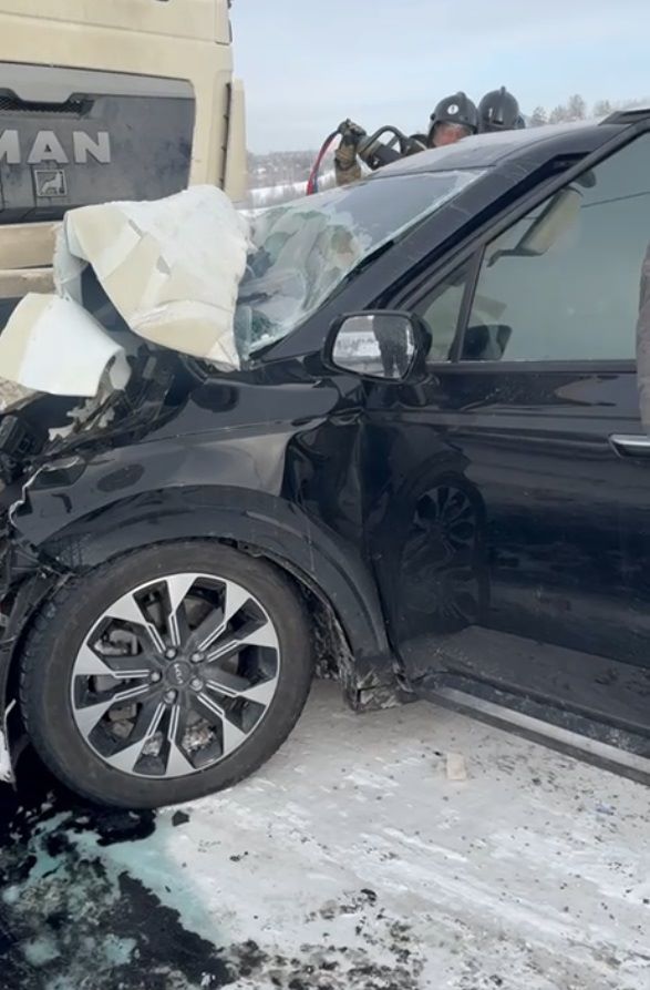 «Дым пошел!»: иномарку смяло при столкновении с большегрузом в Приамурье