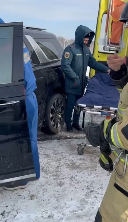 «Дым пошел!»: иномарку смяло при столкновении с большегрузом в Приамурье