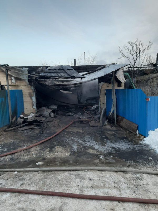 Не спасли автомобиль и мотоцикл: в Приамурье всем селом тушили гараж