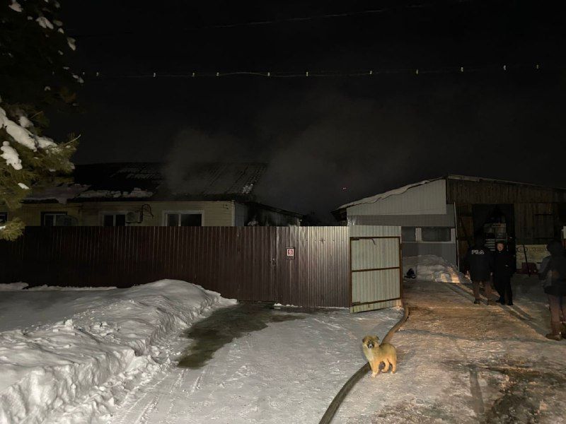 Не спасли автомобиль и мотоцикл: в Приамурье всем селом тушили гараж