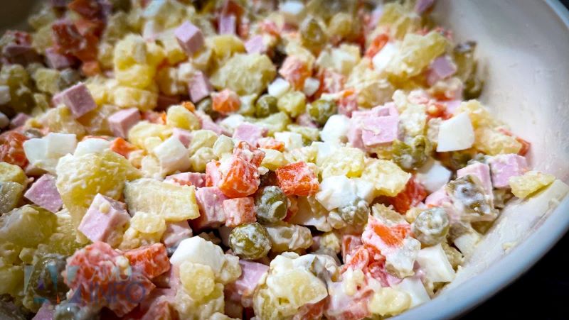 Старые салаты на новый лад: оригинальные рецепты оливье, селедки под шубой и других новогодних любимчиков