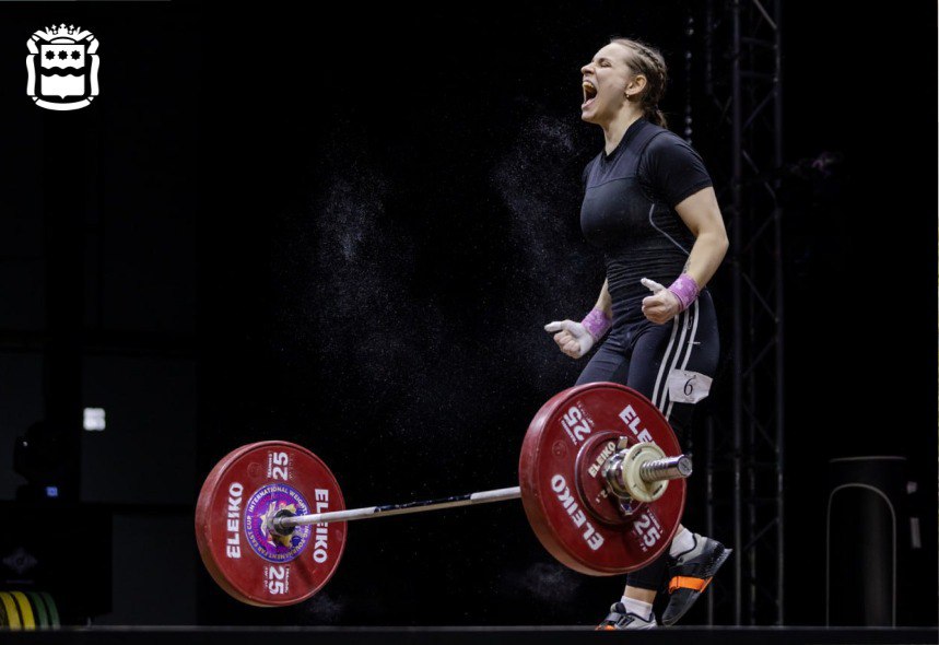 Две хрупкие амурчанки привезли медали с соревнований тяжелоатлетов