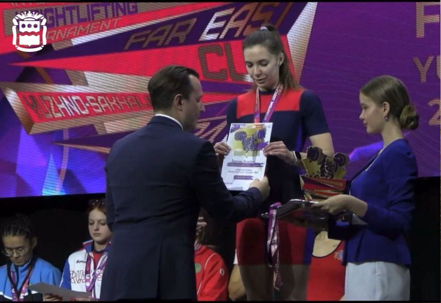 Две хрупкие амурчанки привезли медали с соревнований тяжелоатлетов