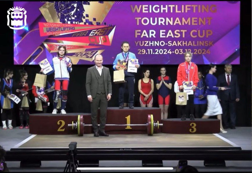Две хрупкие амурчанки привезли медали с соревнований тяжелоатлетов