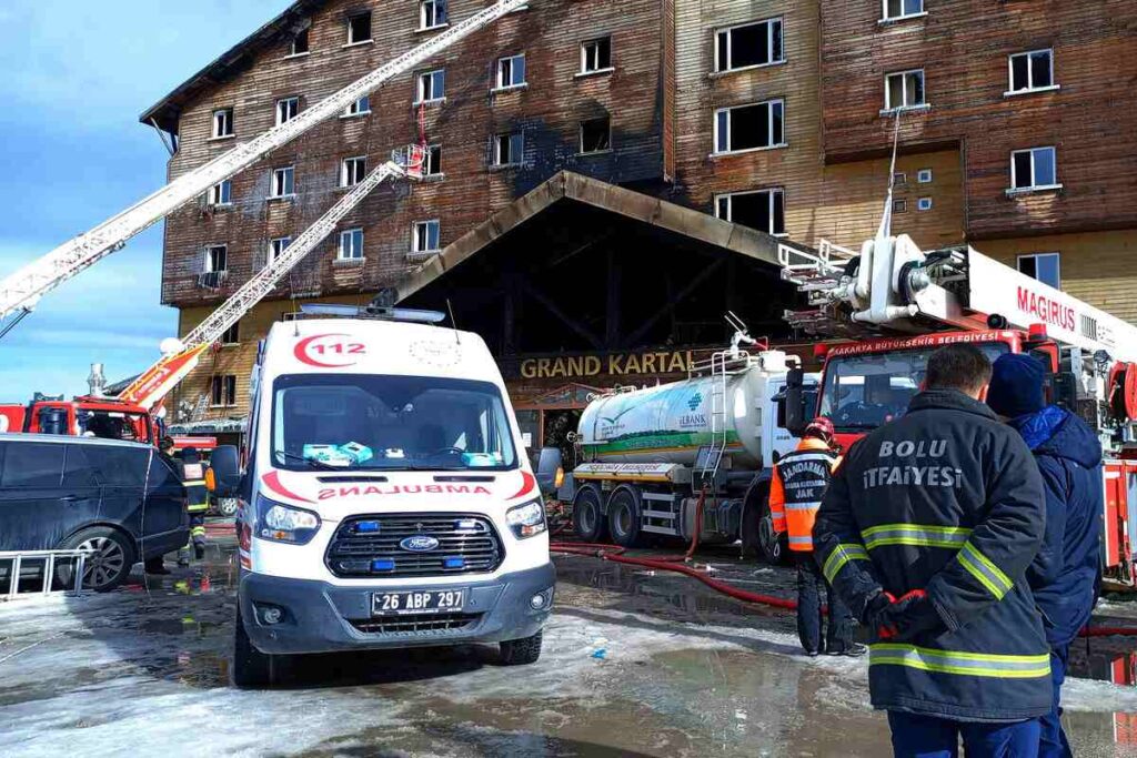При пожаре на горнолыжном курорте Турции погибли 76 человек 