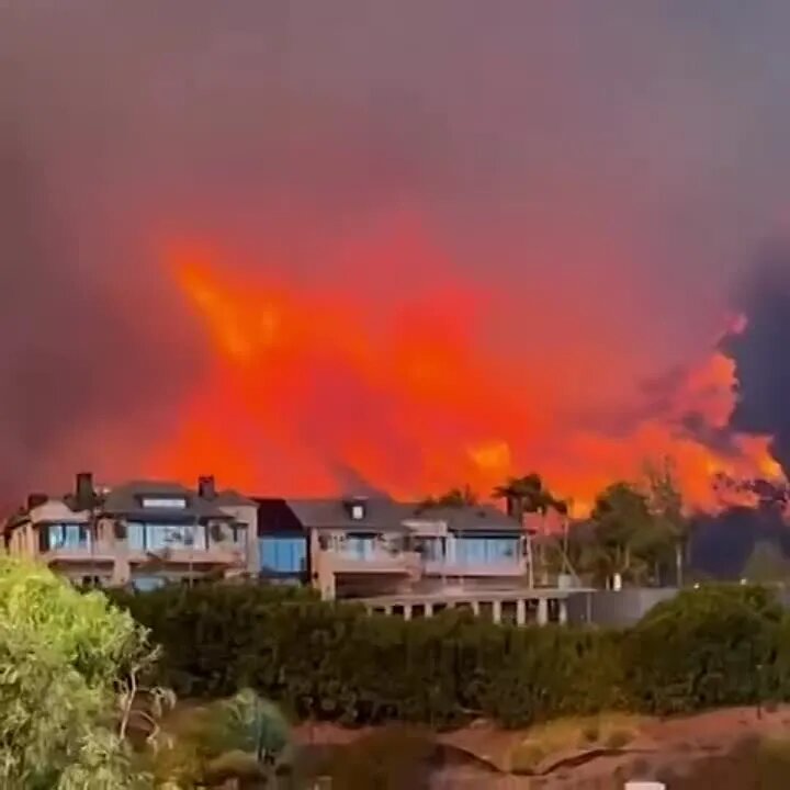 В Лос-Анджелесе из-за мощного пожара горят дома голливудских звёзд