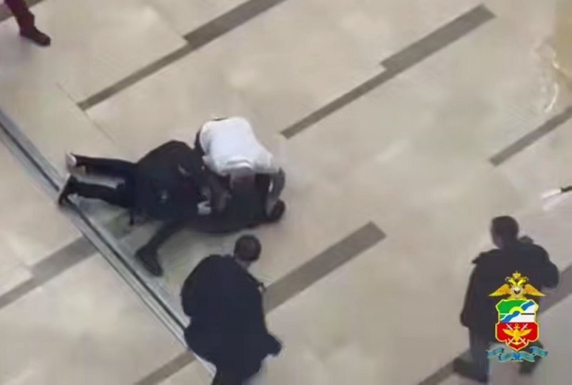 Уроженец Узбекистана напал с ножом на мужчину в аэропорту Красноярска