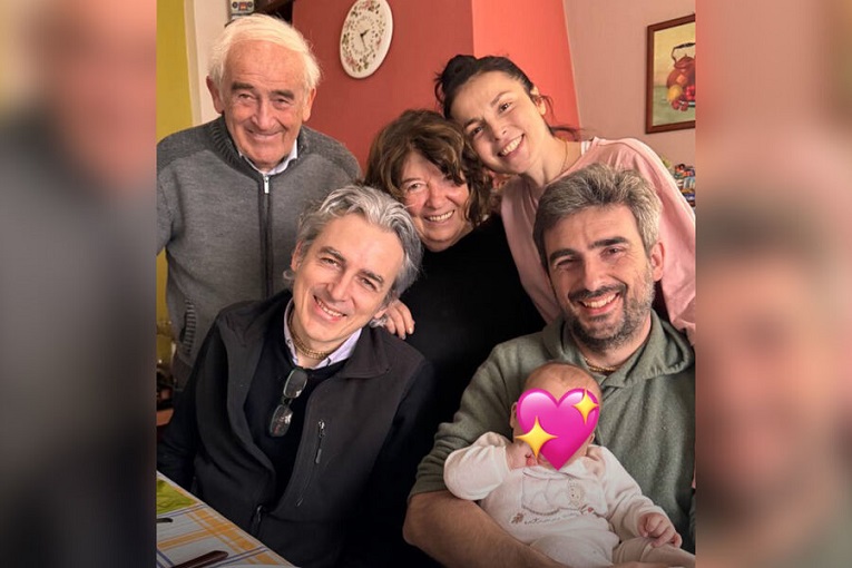 Сати Казанова уехала в Италию с мужем и новорождённой дочерью 