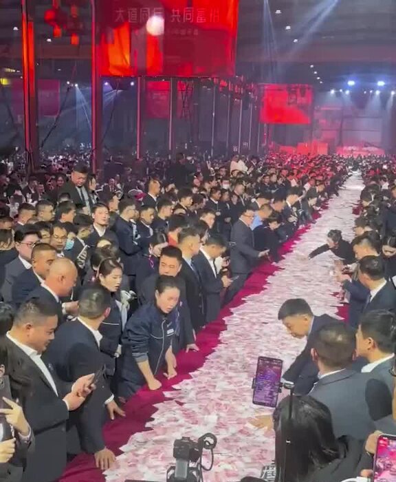 Китайская компания разыграла среди сотрудников более восьми миллионов долларов 