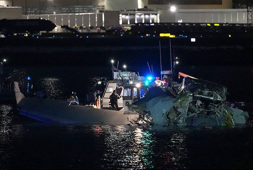 В США пассажирский самолёт столкнулся с военным вертолётом