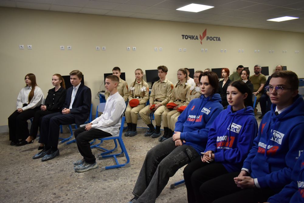 Губернатор Приамурья рассказал ребятам из ДНР про первое авто и игру на гитаре