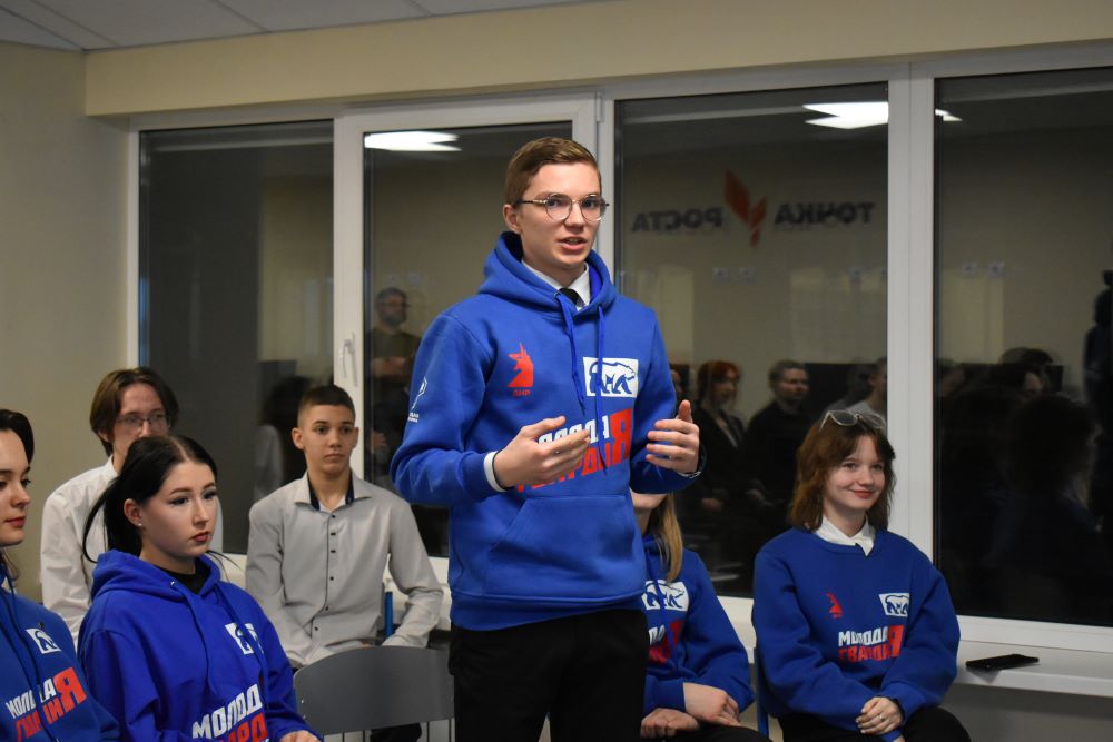 Губернатор Приамурья рассказал ребятам из ДНР про первое авто и игру на гитаре