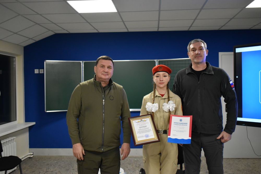 Губернатор Приамурья рассказал ребятам из ДНР про первое авто и игру на гитаре