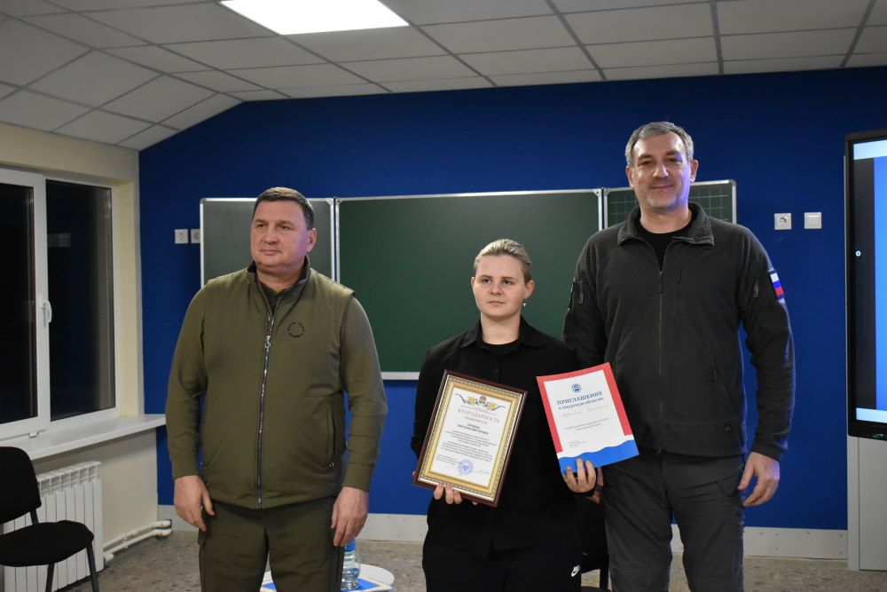 Губернатор Приамурья рассказал ребятам из ДНР про первое авто и игру на гитаре