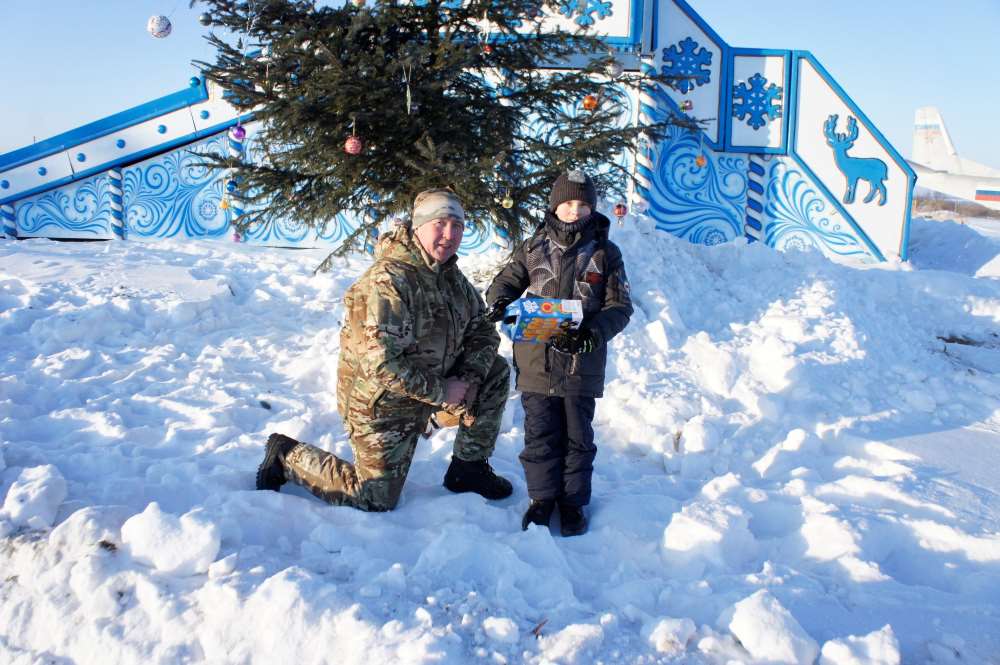 Амурские военнослужащие исполнили новогодние желания детей