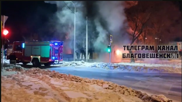 В полночь в центре Благовещенска горел и искрил дом