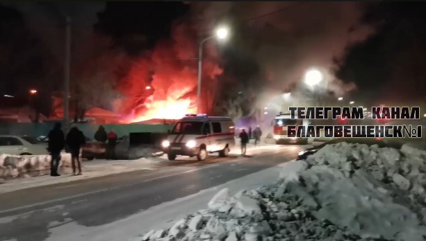 В полночь в центре Благовещенска горел и искрил дом