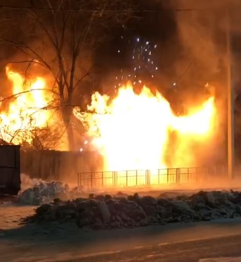 В полночь в центре Благовещенска горел и искрил дом