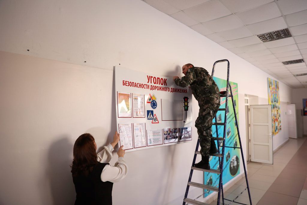 «Не отказывает в помощи»: в Приамурье ветеран СВО подставил сильное плечо женскому коллективу