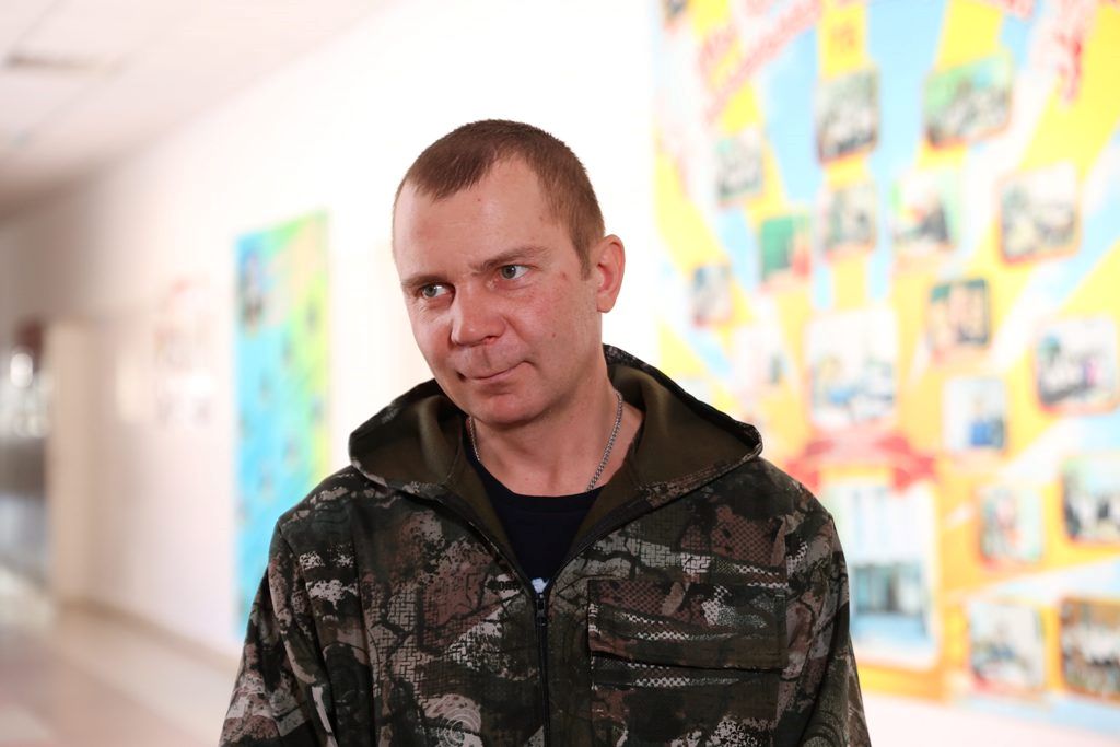 «Не отказывает в помощи»: в Приамурье ветеран СВО подставил сильное плечо женскому коллективу