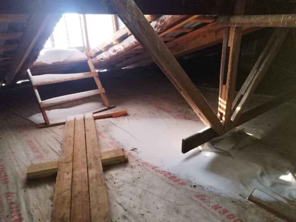 Вырванные двери и горы снега: в Приамурье специалисты проверили крыши после капремонта