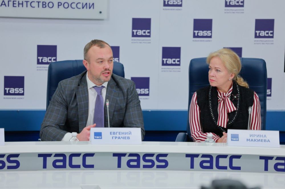 Почти 300 амурских чиновников поборются за премию «Служение»