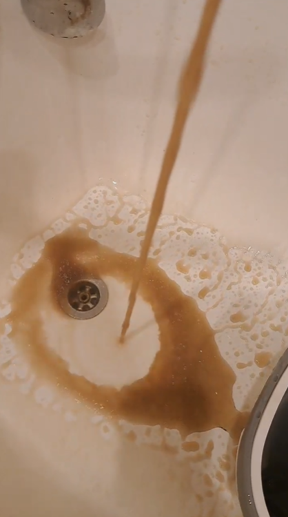 Вода из благовещенской десятиэтажки плавно перекочевала во двор