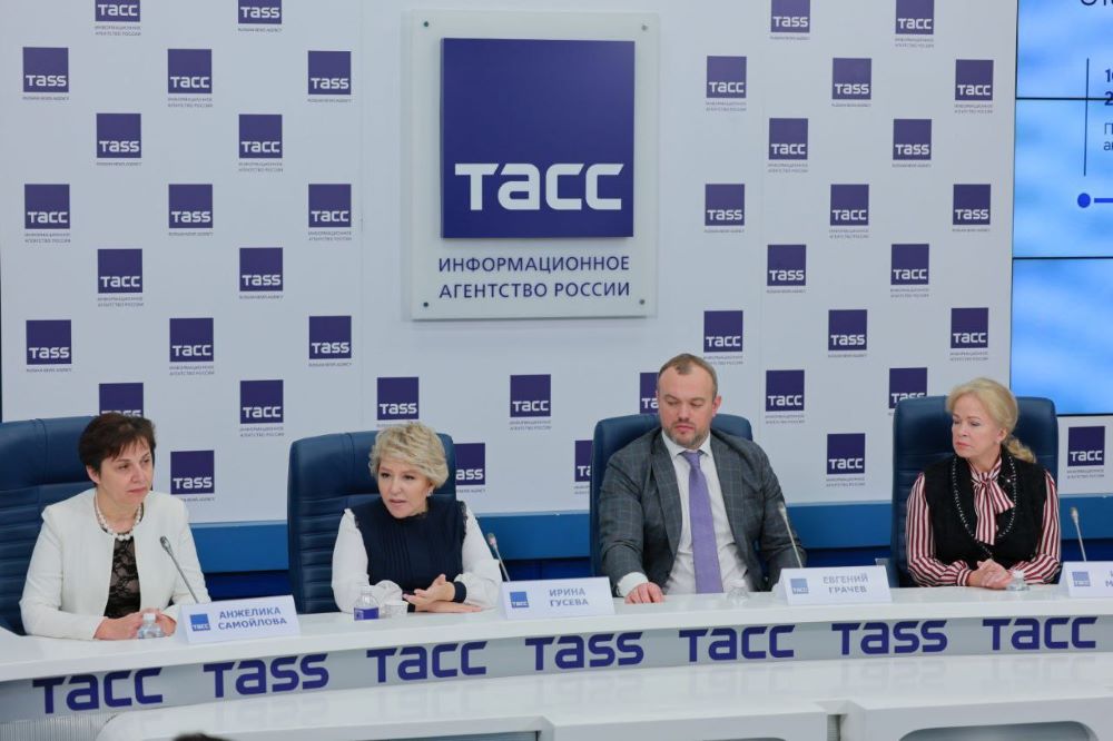 Почти 300 амурских чиновников поборются за премию «Служение»