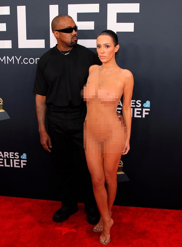 Канье Уэст лишился контракта на 20 миллионов долларов из-за голого платья жены