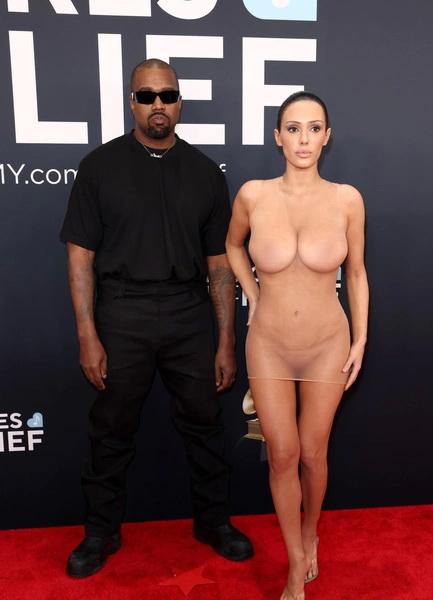 Голую жену Канье Уэста выгнали с премии «Грэмми»