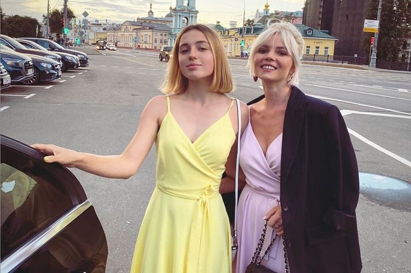 Ариадна Волочкова с телеведущей Еленой Николаевой. 