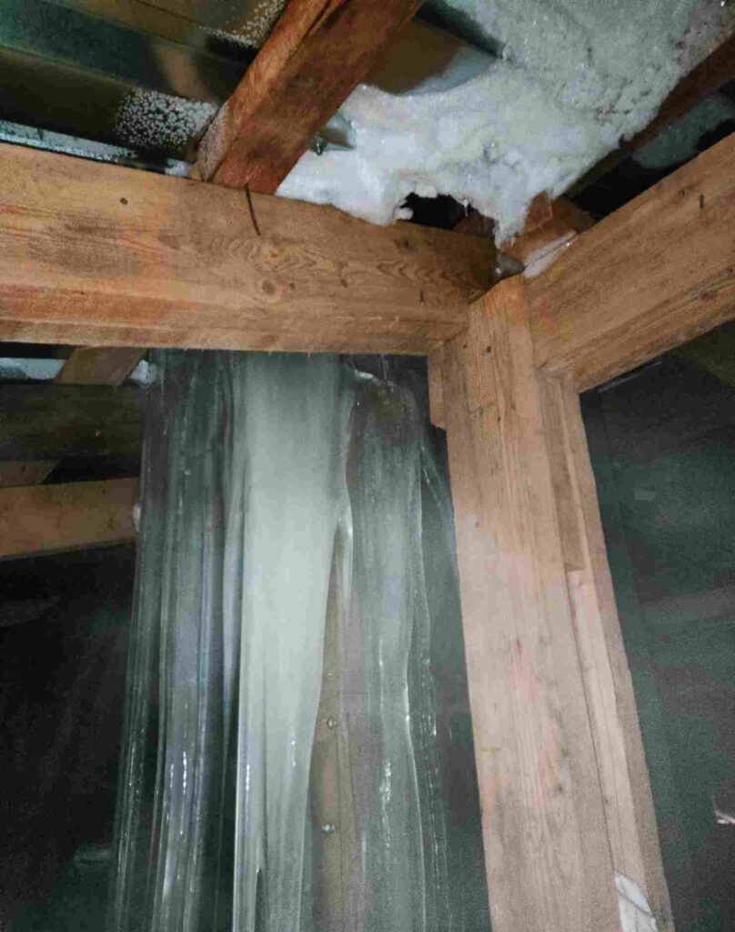 Вырванные двери и горы снега: в Приамурье специалисты проверили крыши после капремонта