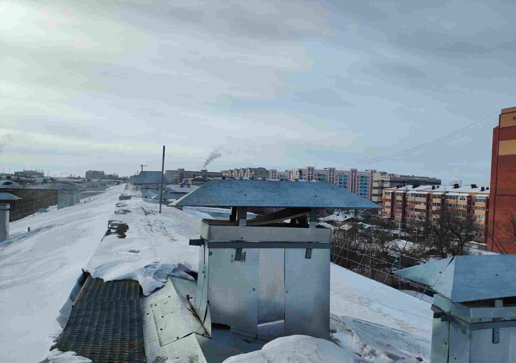 Вырванные двери и горы снега: в Приамурье специалисты проверили крыши после капремонта