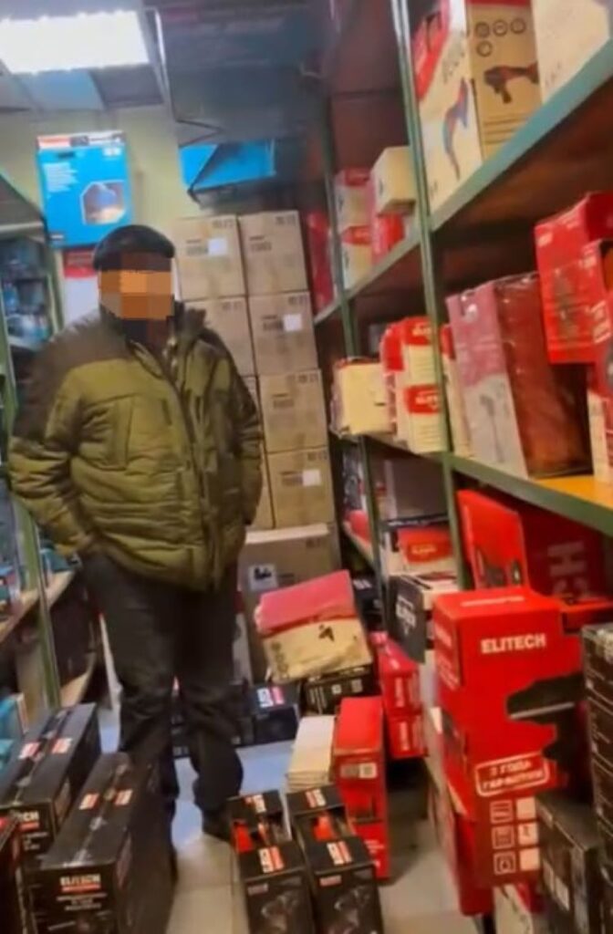 «Уберите коробки, чтоб не мокли»: в Благовещенске из-за потопа в многоэтажке пострадал магазин