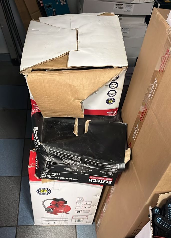 «Уберите коробки, чтоб не мокли»: в Благовещенске из-за потопа в многоэтажке пострадал магазин