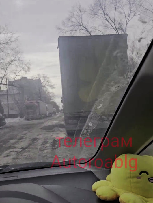 Мешают проехать: благовещенцев возмутили припаркованные на дороге фуры